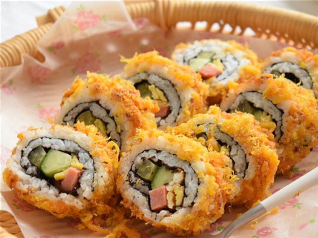 海苔一张,黄瓜一根,鸡蛋一颗,火腿肠一根,黄萝卜一条,沙拉酱半碗,肉松