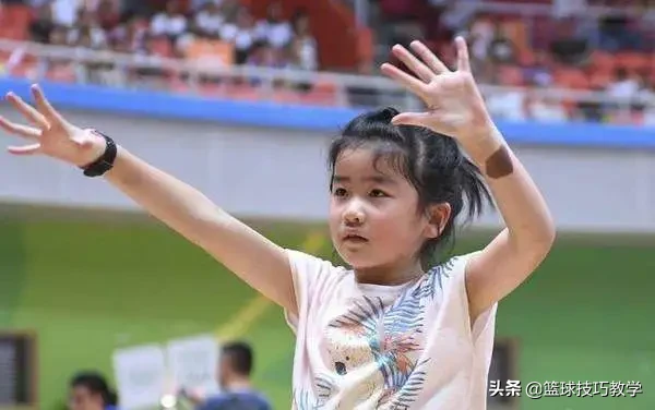 姚明女兒在哪里學籃球（姚明攜女在野球場出現！女兒才10歲就上場練手啊？）