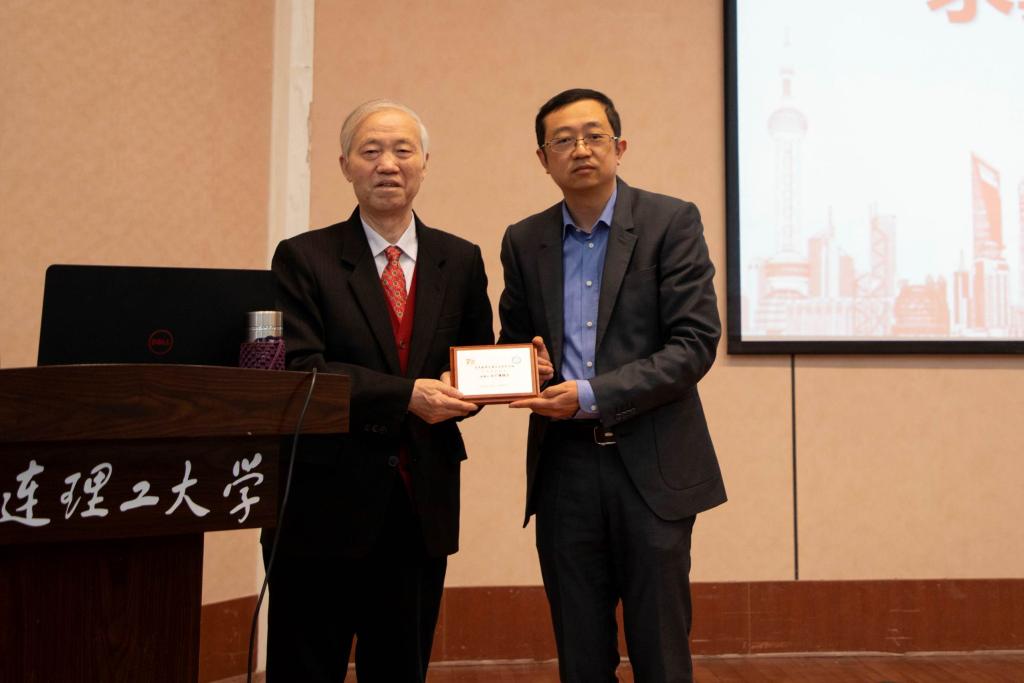 「70周年校庆」王广厚院士做客物理学院博士生论坛谈科学人生