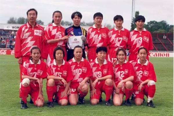 中国女足1999年出征世界杯阵容(回顾中国女足奥运征战史，96年夺银定格辉煌，孙雯留下史诗级进球)