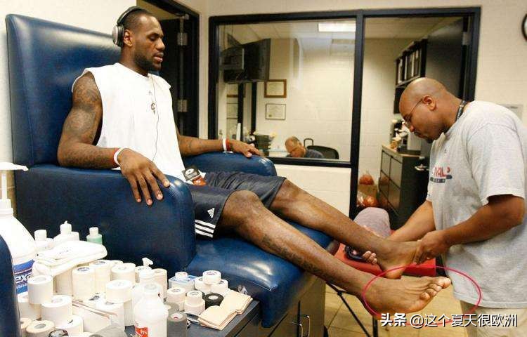 nba球员为什么要冰水泡脚（詹姆斯为何能成功？近乎苛刻的自律，大冬天还要泡全是冰块的水中）