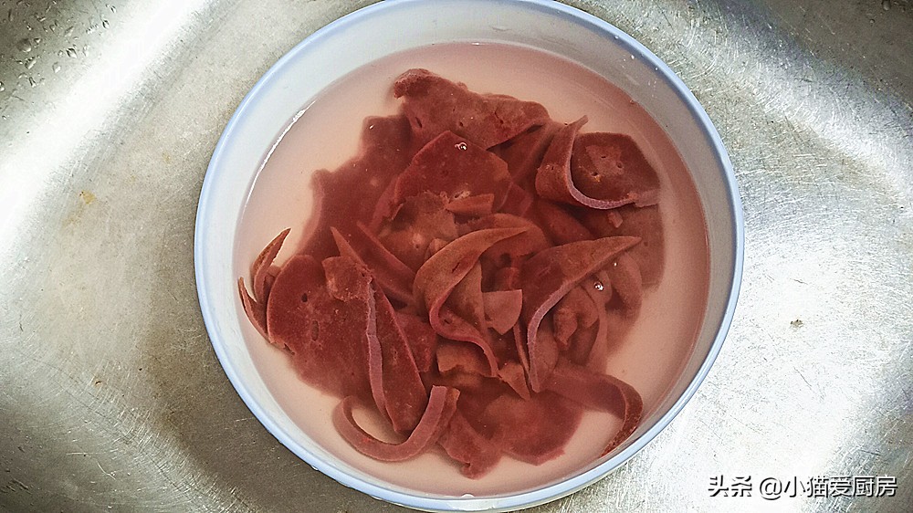 “猪肝菠菜汤”学会这样做，营养好喝，味道鲜美，我家孩子特爱喝