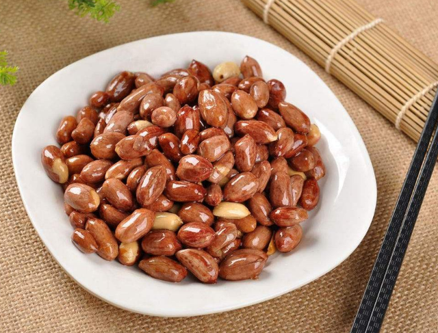 山东一快递员坚持吃"花生米"养胃,半年后,身体出现什么变化