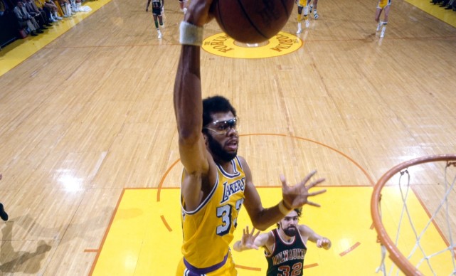 75大nba球星排名(美媒评NBA历史75大巨星！乔丹居首詹姆斯第二，现役12人上榜)