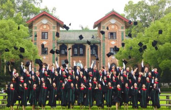 大学生另类毕业照走红，男生身穿旗袍争奇斗艳，让女生都自愧不如