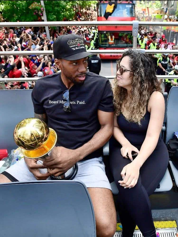 为什么nba的老婆都不高(长相普通也能进NBA太太团？5大超巨4人妻子不好看，贤妻良母吃香)