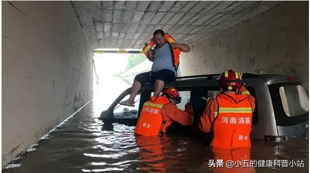 驾车途中遇到洪水，我们是应该弃车逃走？还是待在车里等待救援？