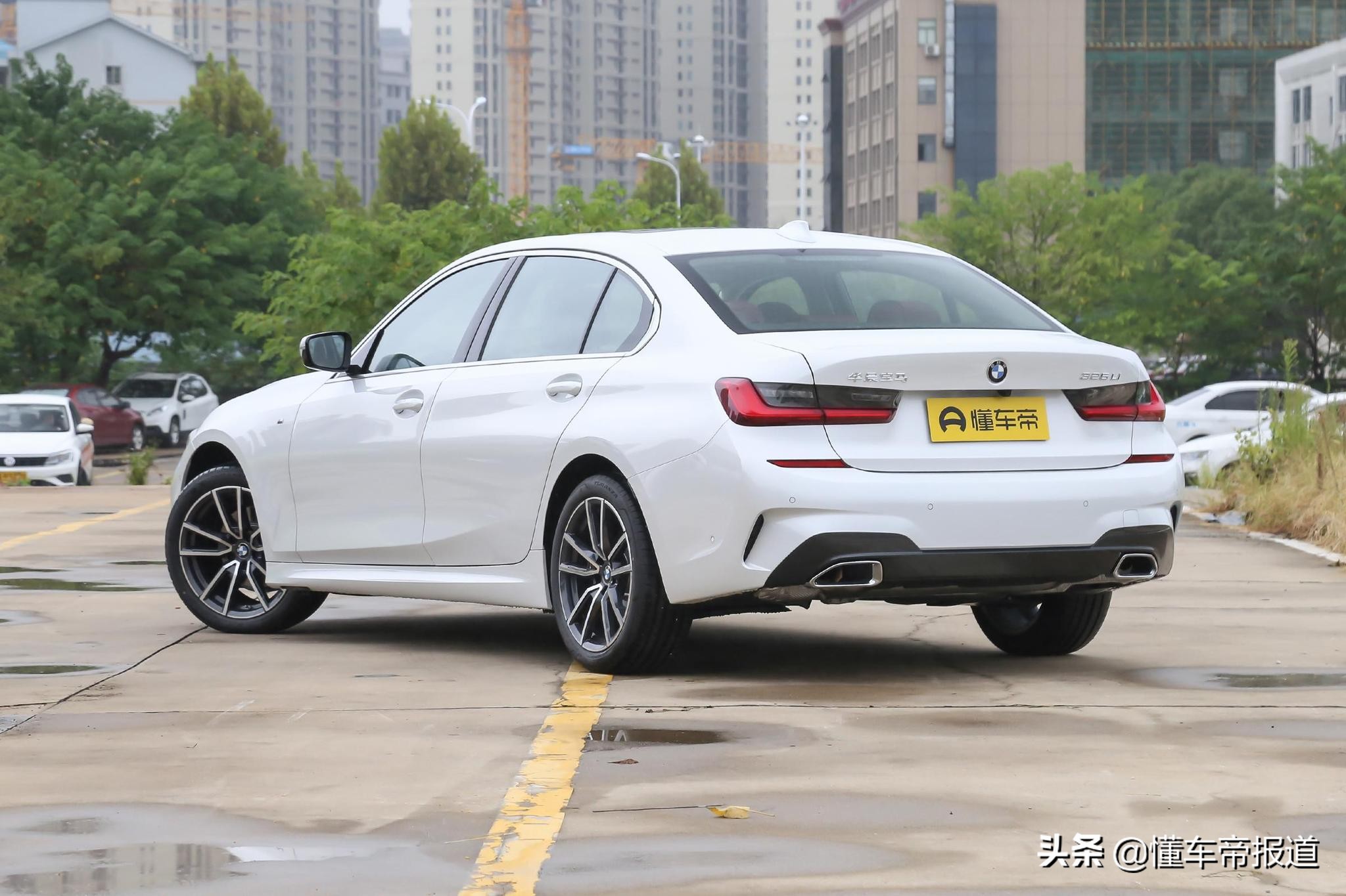 新车 | 近半年中型轿车销冠!2022款宝马3系到店,售29.39万元起