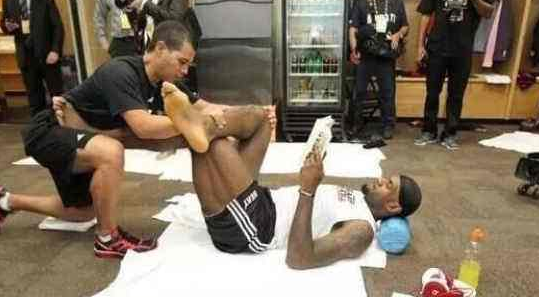 为什么nba球员大腿很细（NBA球员的大腿有多粗？锡安等于3个莺歌，老詹根本不用抱大腿）