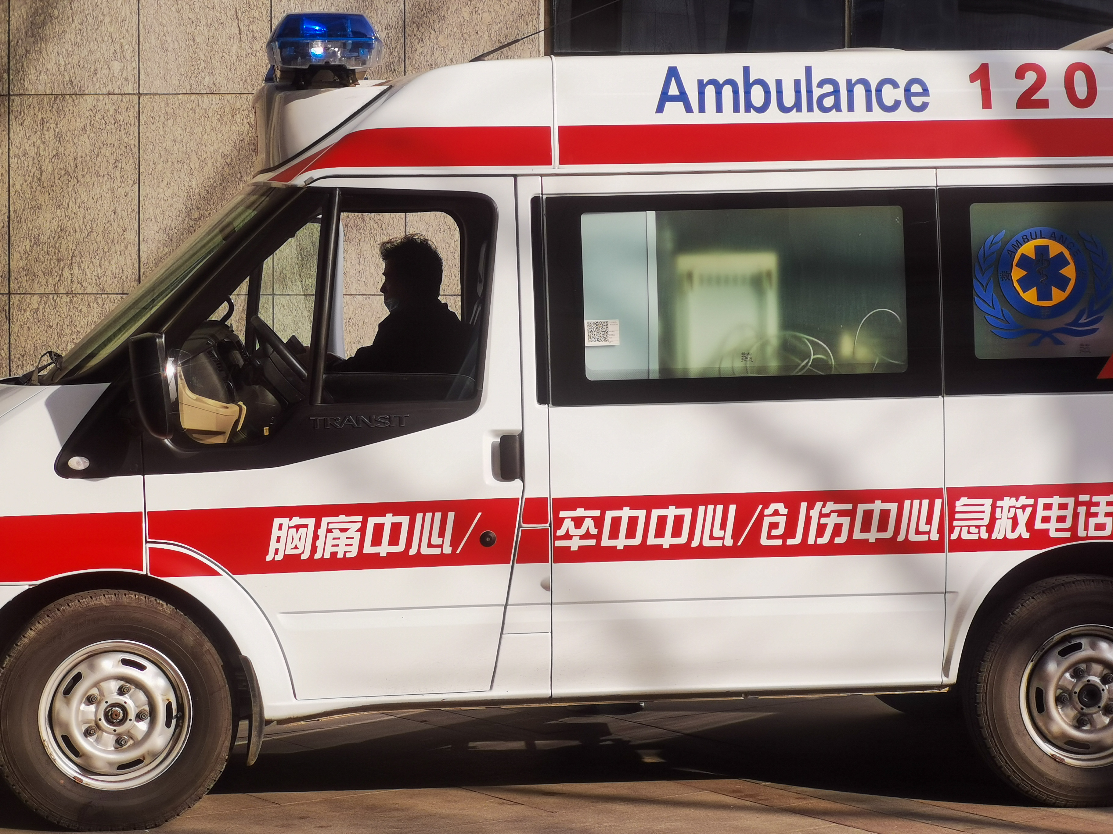 黑救护车的疯狂生意经：病房里揽客，在太平间挟尸要价，单程报价上千元后，仍有患者死在半路