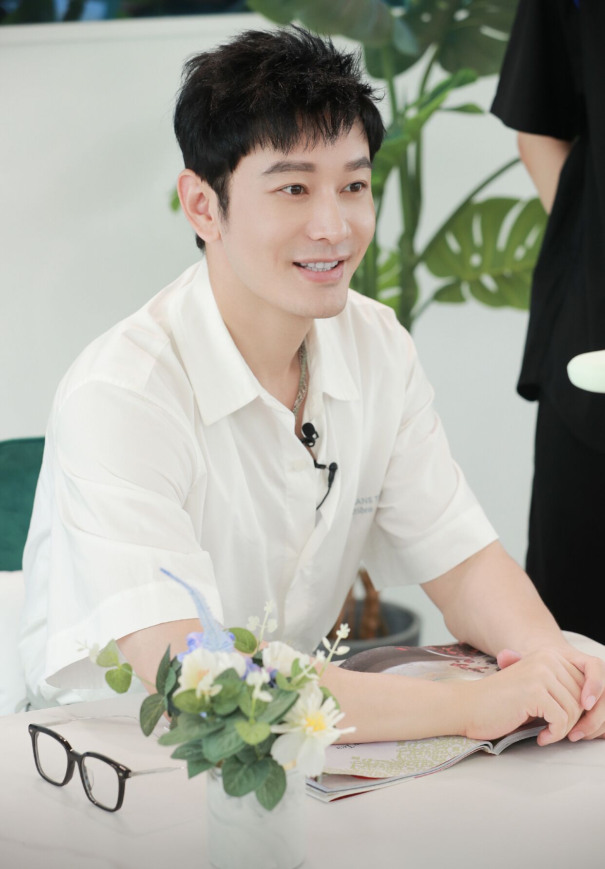 32岁baby素颜现身好友婚礼!与19岁男星亲密互动,不见老公黄晓明