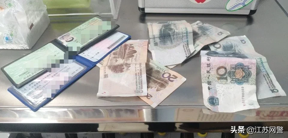 江苏泰州:奥迪停了数小时没熄火,警察开门后吓一跳!