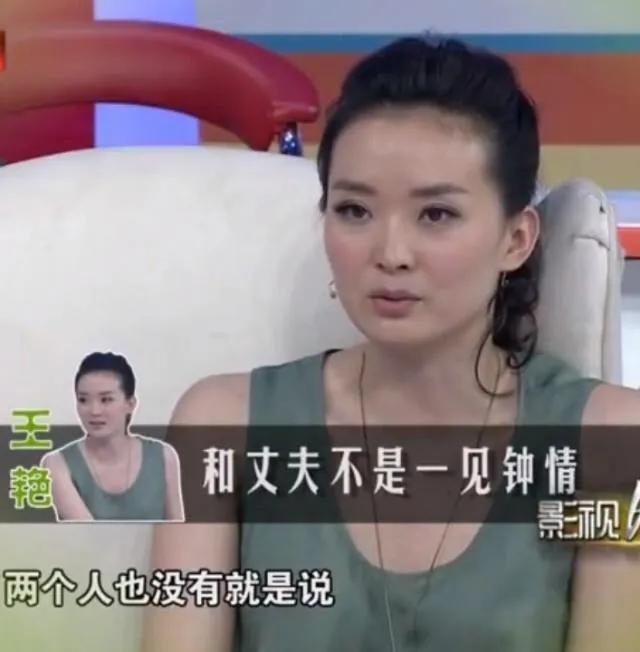 嫁入的豪門王豔,跪著給婆婆洗腳,親生兒子罵他是豬頭