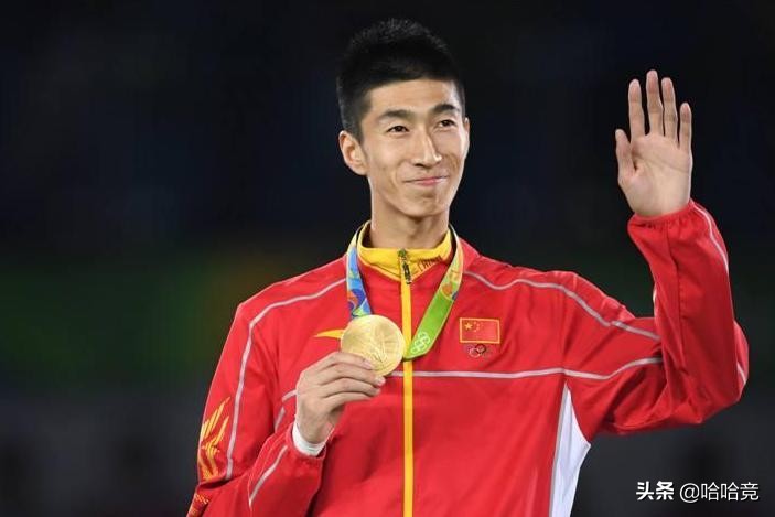 朱婷,赵帅携手执旗引领入场)