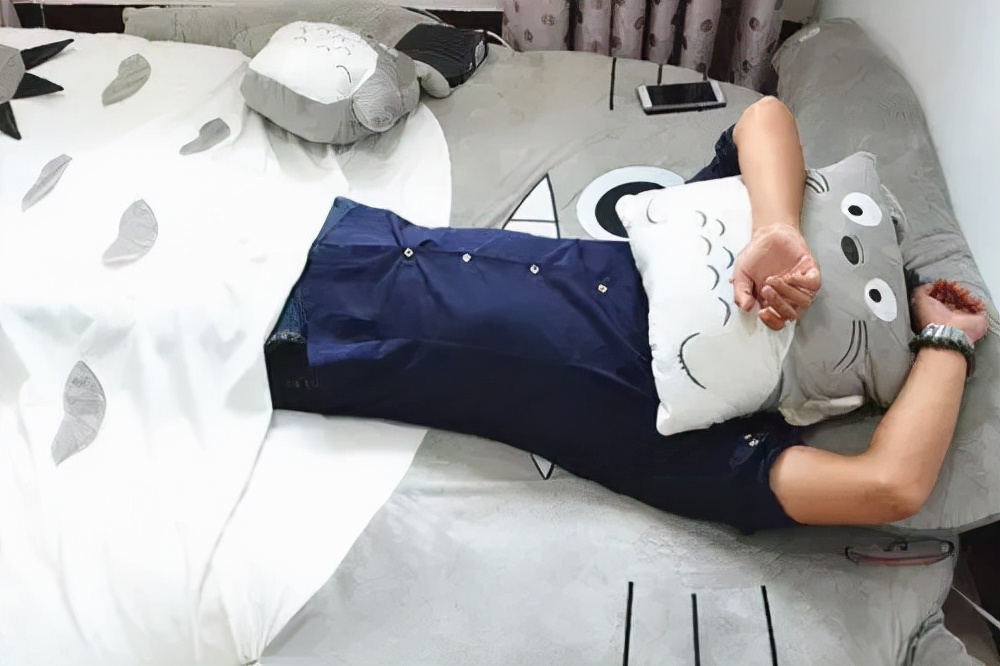 经历过“鬼压床”的人告诉你，可能真有东西压着你