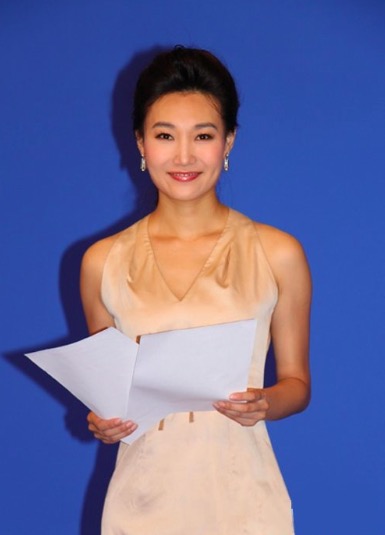 身高174李梓萌才是央视内部评出的第一美女，坚守岗位19年仍单身