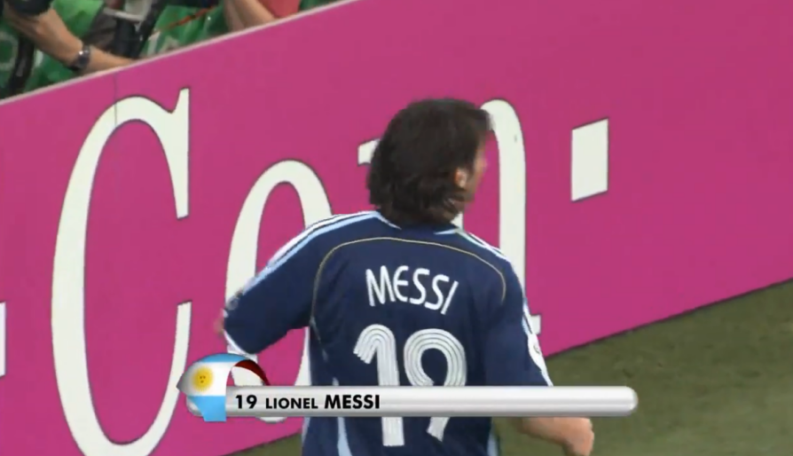 梅西第一次参加世界杯球迷海报（梅西的世界杯首秀，他用15分钟征服球迷，马拉多纳振臂欢呼）