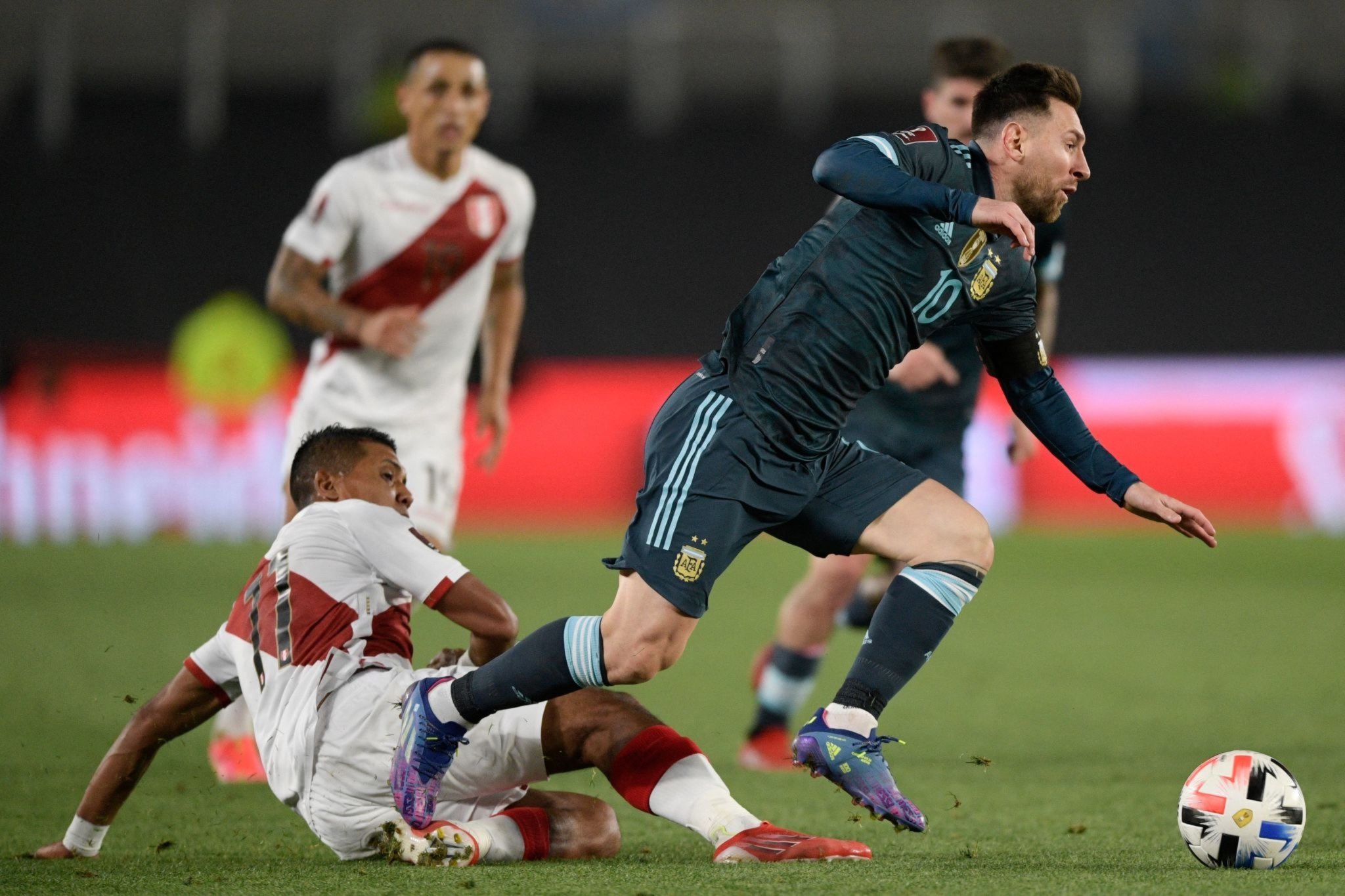 1-0！阿根廷延续24场不败，梅西16年没在世预赛攻破过秘鲁
