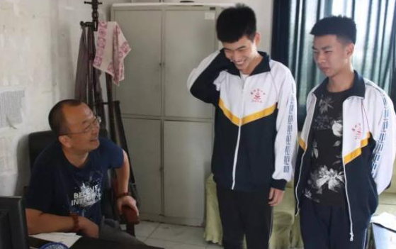 高考前的最后一课！班主任“告别”学生，一句“道歉”让学生泪目