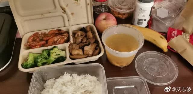 中超各队吃什么食谱(中超球员隔离期伙食曝光,海鲜水果品种多,标配三菜一汤待遇惹争议)