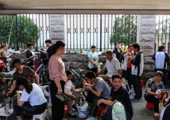 毛坦厂中学即将开始“复读”了，复读一年花10万，真的值得吗？