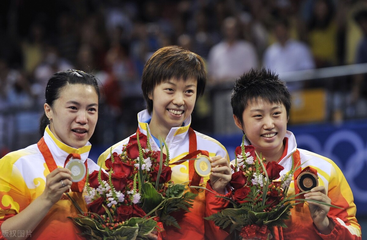 奥运会都会升哪些旗帜(奥运会赛场上4次同时升起3面五星红旗，你知道是哪4次吗？)