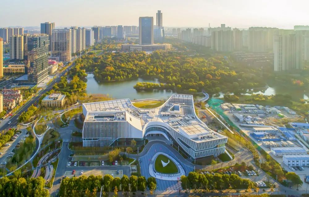 日暖风和 薛正权 摄生态南翼秋色美 王瑛 摄南翼新城春光美 徐敏 摄大