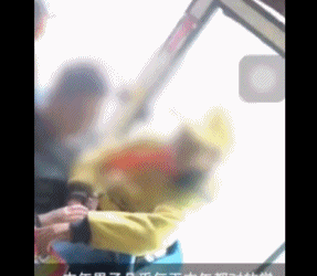 玩一个5年级小女生（四川45岁男子公交车上猥亵5年级小学生）