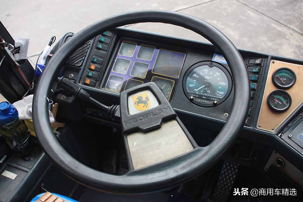 搭载道依茨V8风冷的国产豪华大客 曾经的北方尼奥普兰BFC6120客车