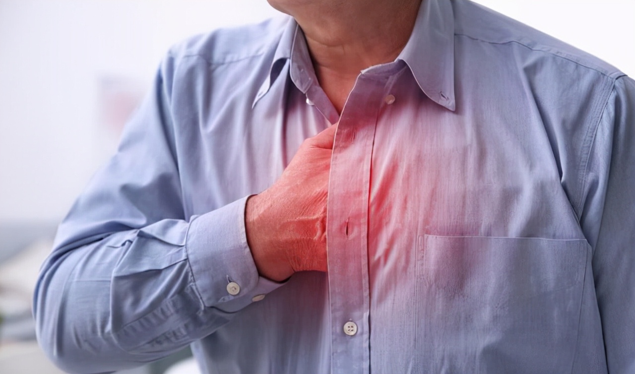 右胸口上方隐隐作痛是怎么回事女性「两胸下面中间位置疼」-友友