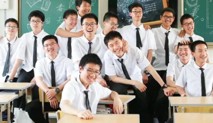 又一个“美玉学姐”，初中生寝室有零食，被学姐罚150个下蹲致残