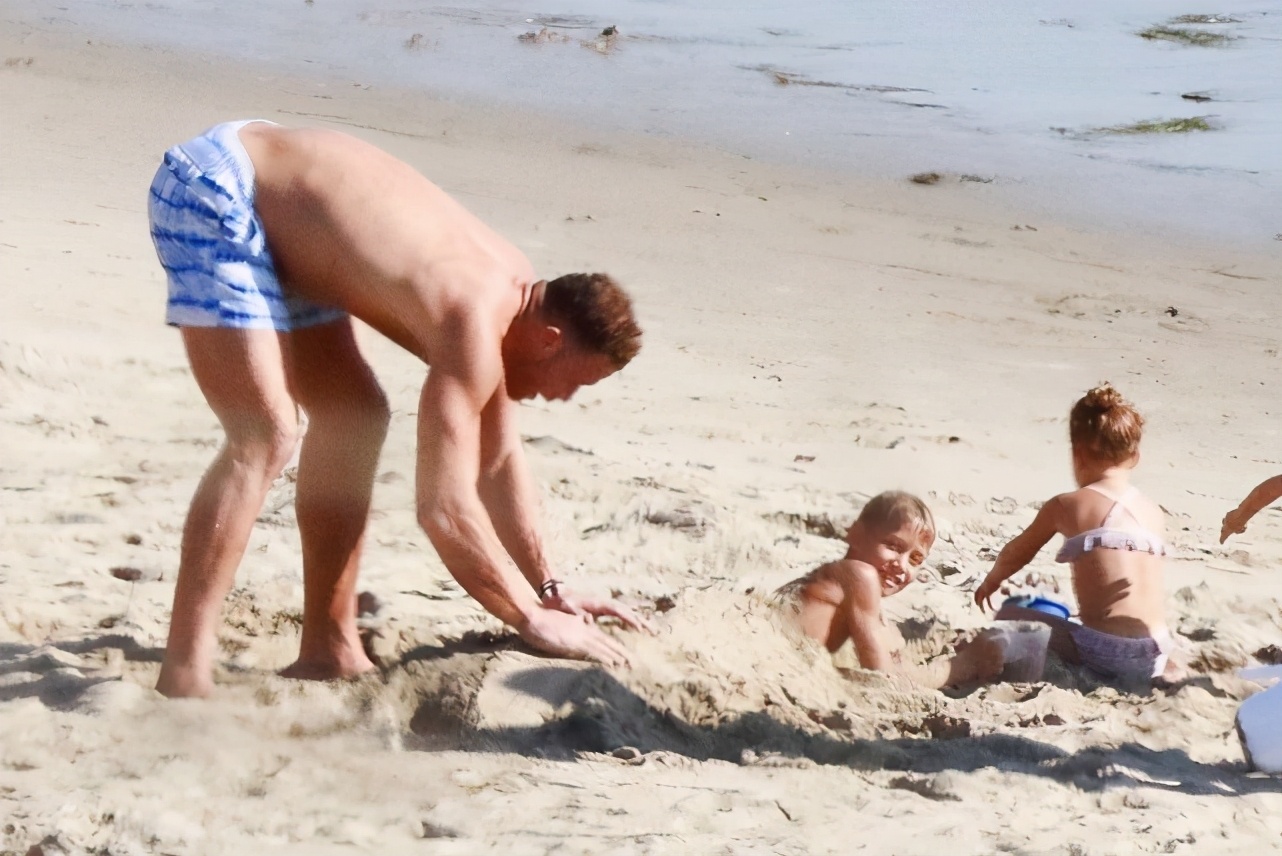 为什么nba球星都带家人（享受生活！格里芬和家人海边度假，和孩子们一起玩沙，球迷：羡慕）