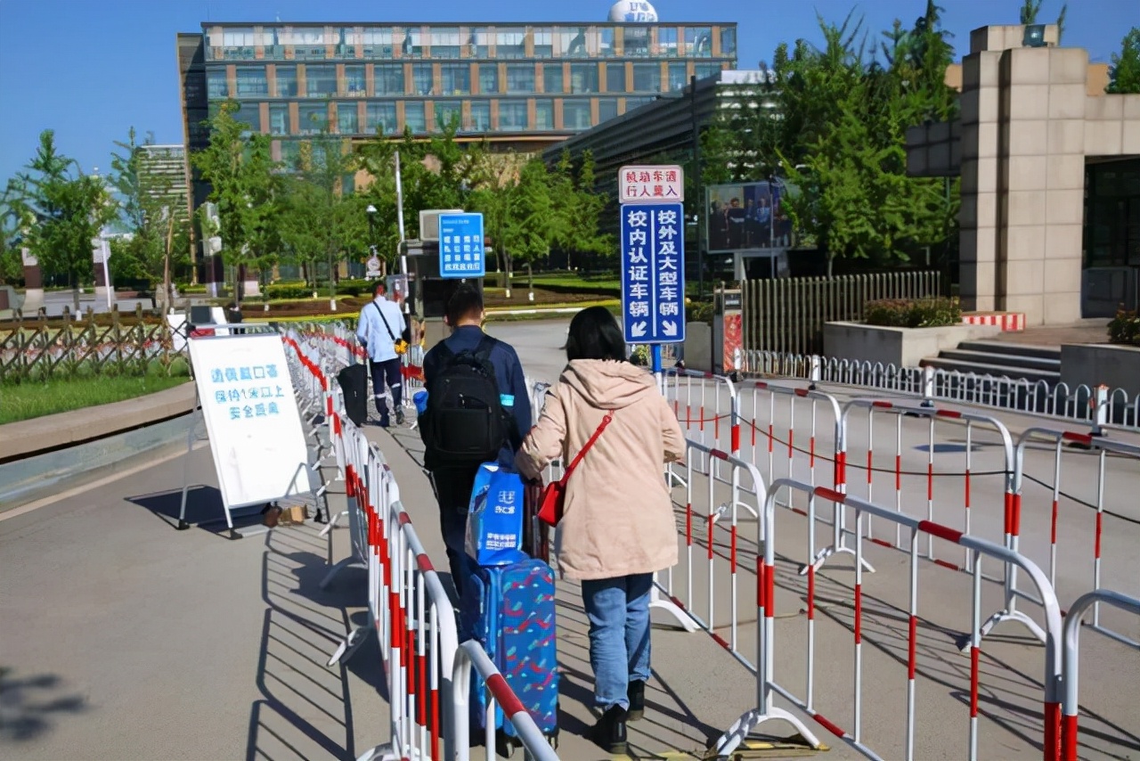 高校女卫生间出现代孕、捐卵广告，背后是女大学生对欲望的不节制