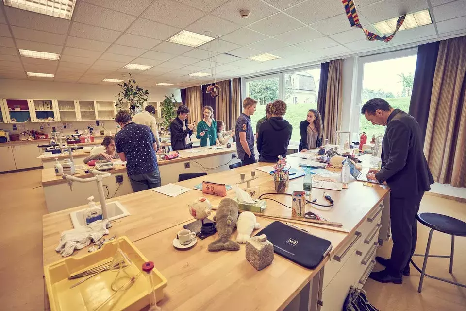 揭秘全世界最贵学校：400万一年、直通哈佛耶鲁、私人飞机上学……