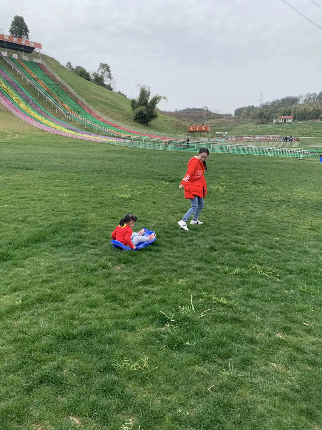 来北川「飞鸿滑草场」体验45°极限滑草，带孩子们来嗨翻天