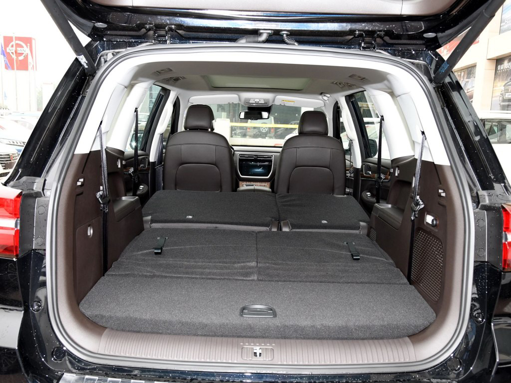 后备箱空间常规进深370mm,将第二排座椅靠背放倒后的进深1100mm,将第