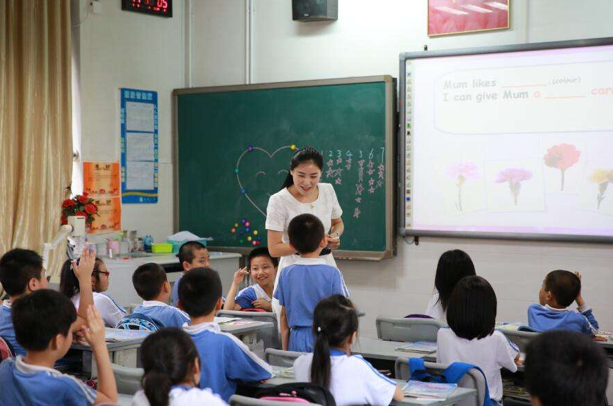 想当老师，选择好专业的学校还是名校不好的专业，哪个容易就业？