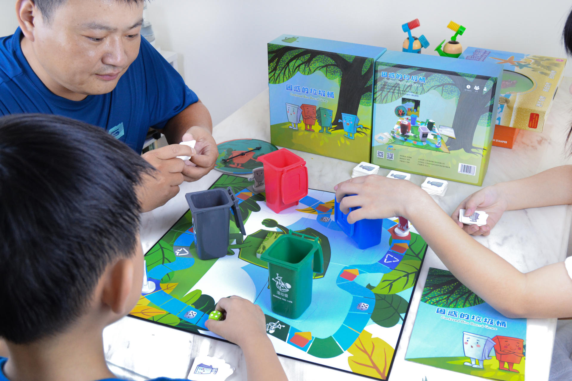 垃圾分类全家学，“棋乐融融”人人夸，来一局困惑的垃圾桶游戏吧