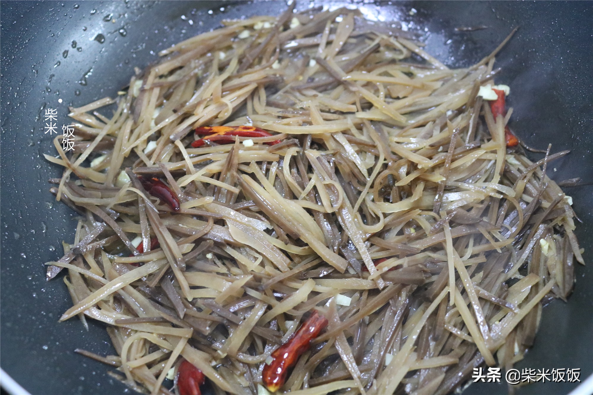 这款开胃小咸菜，北方人餐桌上常见，炒一次吃几天，香辣下饭