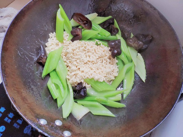 熬夜工作压力大，头发大把大把的掉，多吃点这，强固发根不脱发
