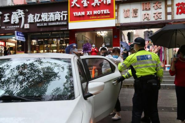 感动！开绿色通道，全程护送，他们让考生顺利进了考场