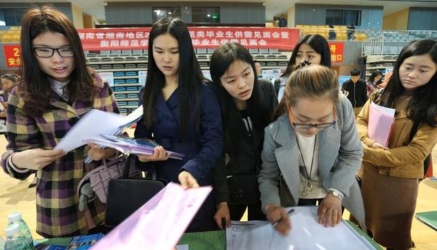 大学教授发型走红网络，每天“头顶祥云”上课，学生如临仙境