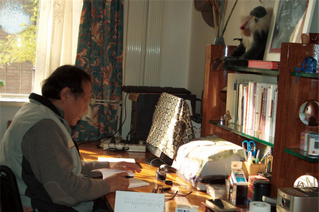 史铁生：21岁瘫痪，31岁执笔坚持写作28年，脑溢血去世，一生励志