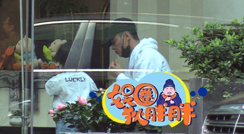 张晋独自带儿子画面被拍，父子同回公寓，鱼蛋蹦蹦跳跳活泼可爱