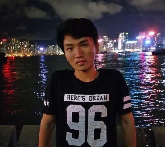 高考674分考上清华，在采访中痛哭，父亲每天挑200担沙供他念书