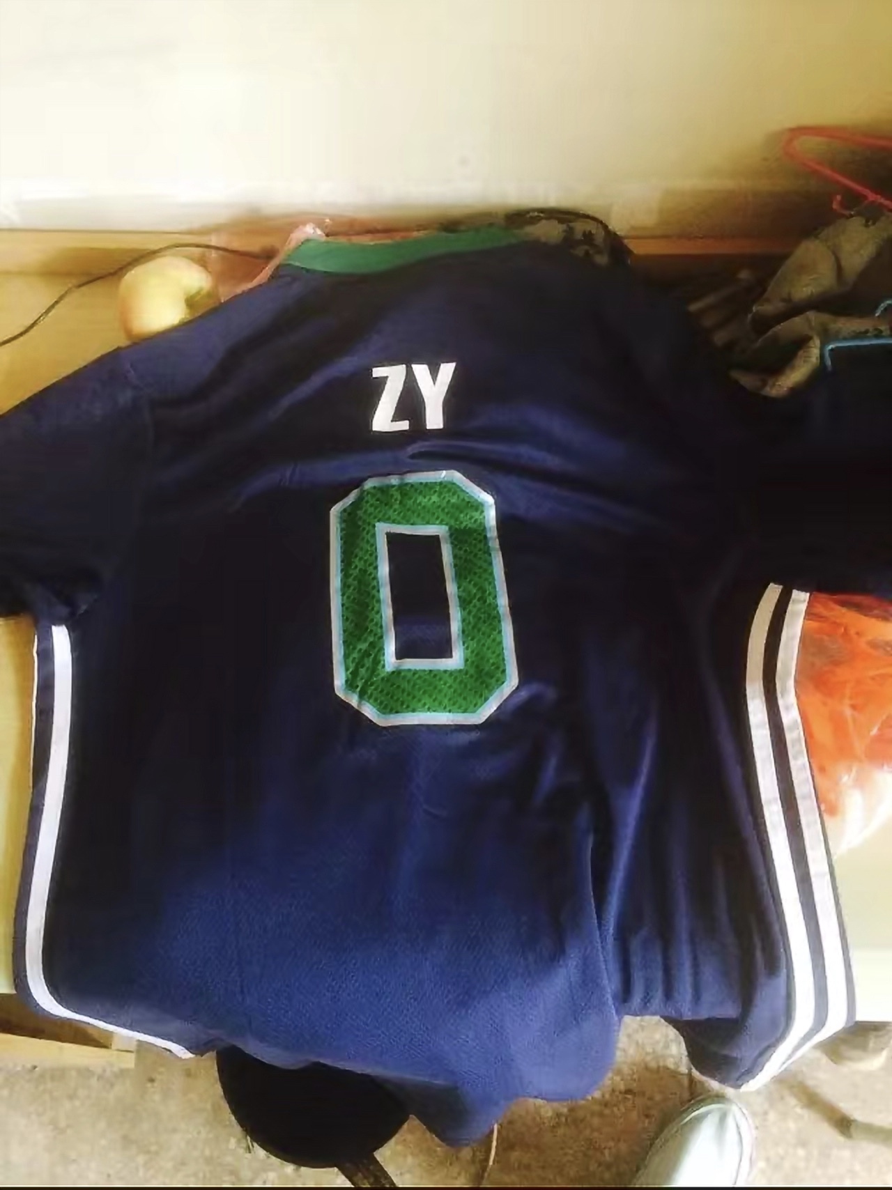 而另外一个学弟说他的幸运号是6,所以把6号让给了他(他应该不是吴亦凡