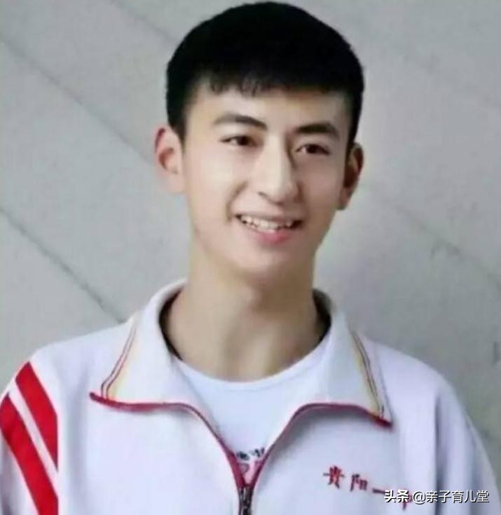 贵阳高考状元2017（帅气男孩700分上清华）