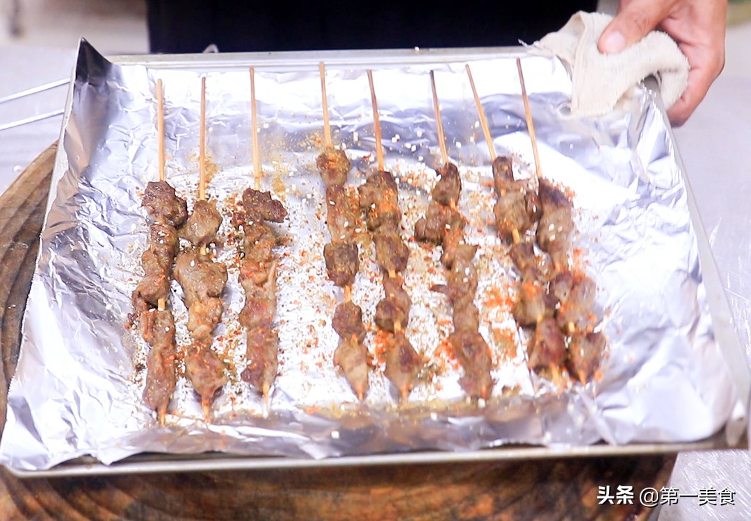 羊肉串怎么做更好吃（做法诀窍教你在家烤羊肉鲜嫩多汁）