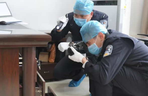 华东政法大学校草火了，有颜值又有才华，网友直呼是现实版何以琛