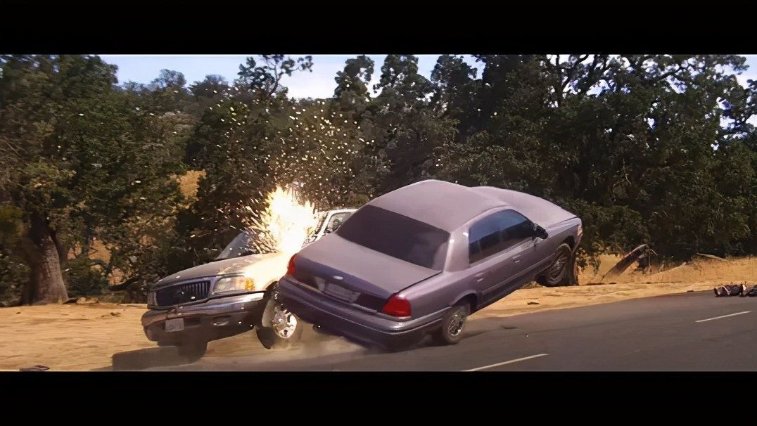 汽车野外突然爆胎,男人换轮胎瞬间死亡!猜不到结局的电影